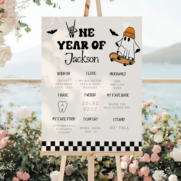 First year birthday board with fun Halloween style and ghost character, ideal photo prop for baby’s October birthday celebration.