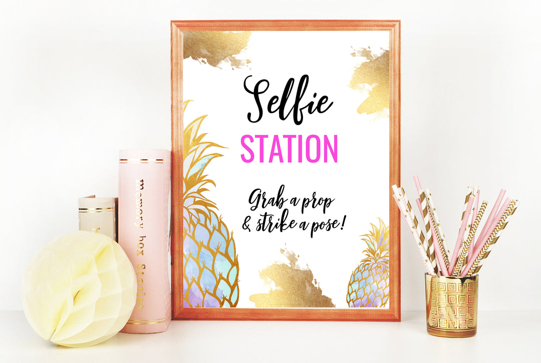 Selfie Station Sign - Gold Pineapple